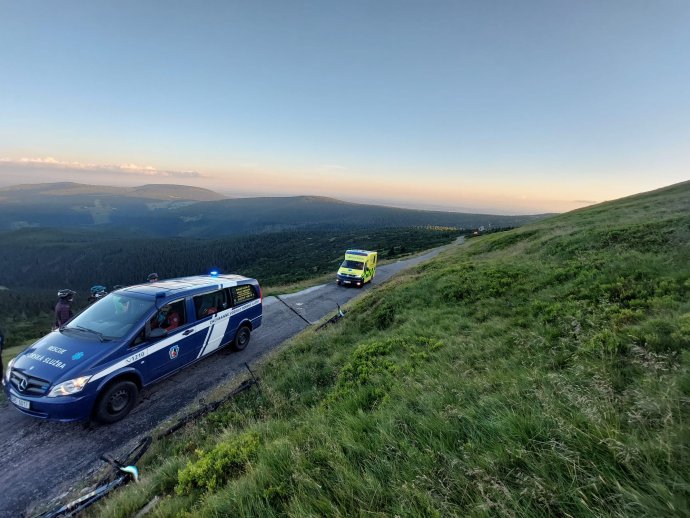 Jízda cyklistů, ve skupině, skončila mimo cestu.