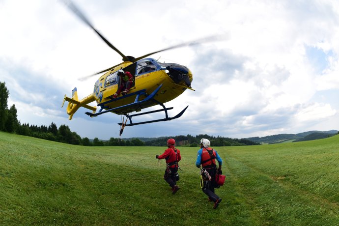Letečtí záchranáři Horské služby z Krkonoš a Orlických hor cvičili a cvičí u Trutnova.