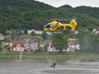 Cvičení horských záchranářů z Krušných hor a LZS Ústeckého kraje - záchrana z vodní hladiny