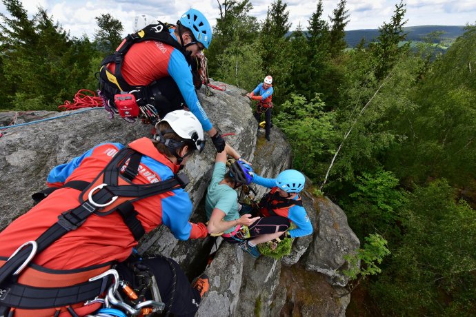 Na Milovech proběhl cvičitelský kurz, navazuje Letní škola Horské služby